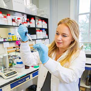 Ana Pocivavsek works in her lab at School of Medicine Columbia.